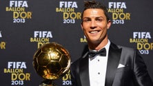 Réplica da Bola de Ouro de CR7 arrematada por 600 mil euros