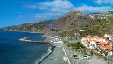 Derrocada atinge casa em construção na Ribeira Brava