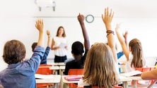 Imagem de Maioria das escolas que deveria ter encerrado mantém-se aberta este ano