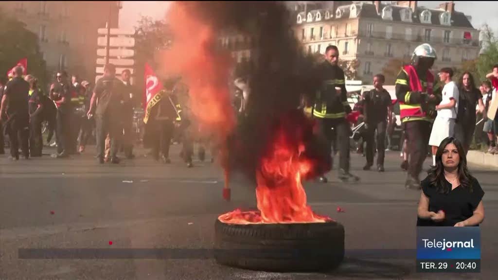 Tensão em França. Função Pública e estudantes saíram à rua em protesto