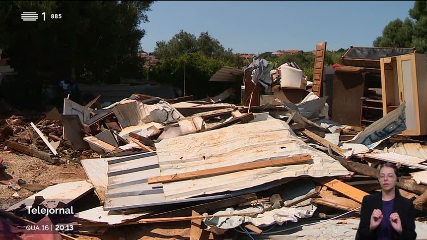 Demolitions in Talude Militar