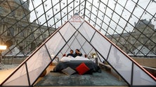 Imagem de Louvre associa-se à Airbnb e oferece uma noite para casal no maior museu do mundo