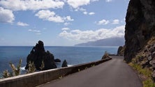 Imagem de Parte da antiga estrada entre São Vicente e o Porto Moniz abre de forma condicionada
