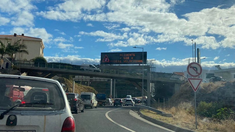 Imagem de Acidente congestiona trânsito na via rápida