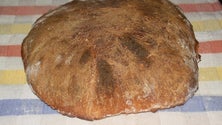 Imagem de Pães de diferentes variedades estão à venda na feira do pão (áudio)