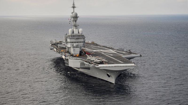 Imagem de Fragata portuguesa escolta porta-aviões francês em missão no Mediterrâneo