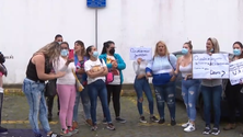 Manifestantes contestam transferência de reclusos para fora de São Miguel (Vídeo)