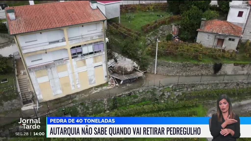 Mesão Frio. Pedra de 40 toneladas rolou pela encosta