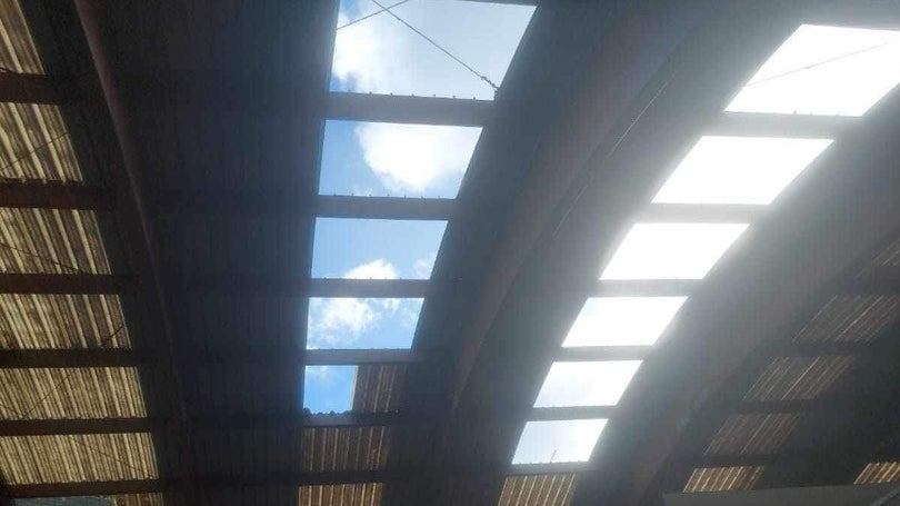Imagem de Cobertura do polidesportivo de S. Roque do Faial levada pelo vento