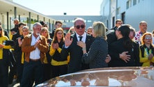 Imagem de Funcionários ovacionam cortejo fúnebre durante 13 minutos