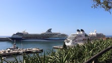 Imagem de Porto do Funchal com dois navios e à espera de um terceiro pelas 14h00