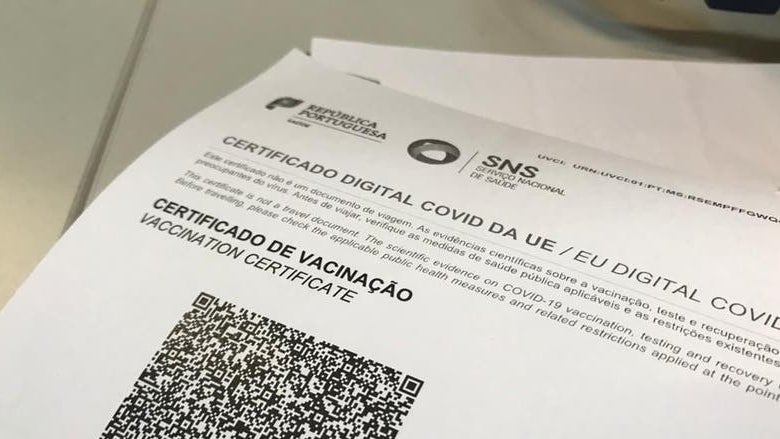 Pessoas com certificados sem testes ou quarentenas