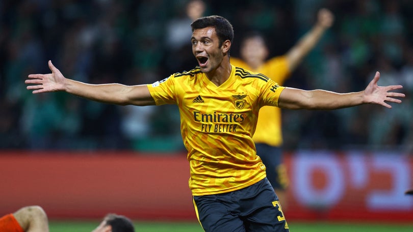 Imagem de Henrique Araújo estreia-se a marcar na Liga dos Campeões em goleada encarnada