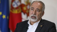 Imagem de Bombeiros portugueses enviam ambulâncias