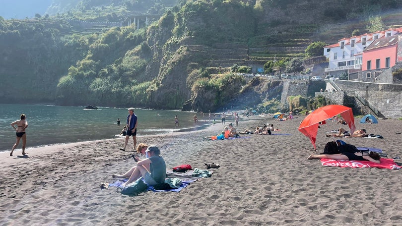 Imagem de Bom tempo na costa norte convida à praia