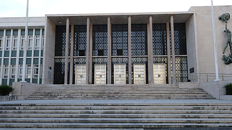 Imagem de Covid-19: Tribunal dá razão a quatro turistas alemães privados da liberdade nos Açores