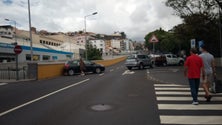 Imagem de Carro mal travado embate num muro