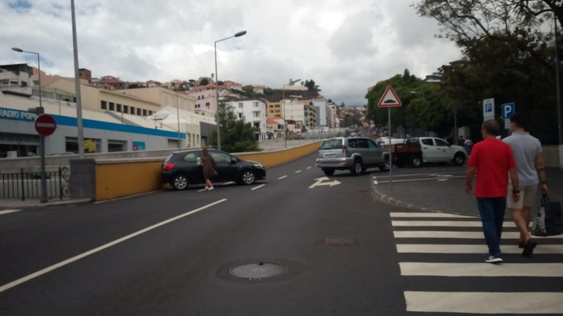 Imagem de Carro mal travado embate num muro