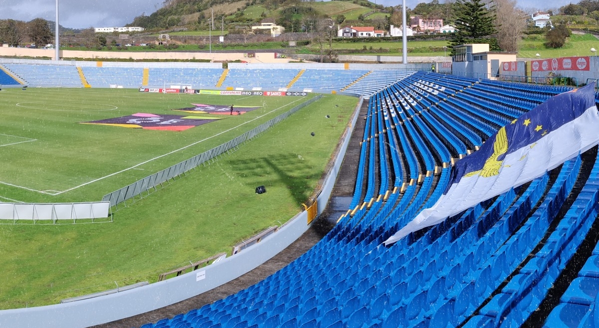 Bancadas vazias no Estádio São Miguel (Vídeo) - Desporto - RTP Açores - RTP