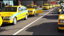 Imagem de Taxistas do Aeroporto da Madeira vão ter selo que atesta a desinfeção da viatura (Vídeo)