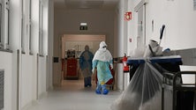 Imagem de Duas mortes, 148 novas infeções