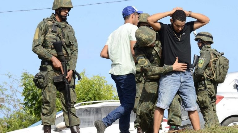 Imagem de Exército brasileiro vai assumir controlo da segurança no Rio de Janeiro