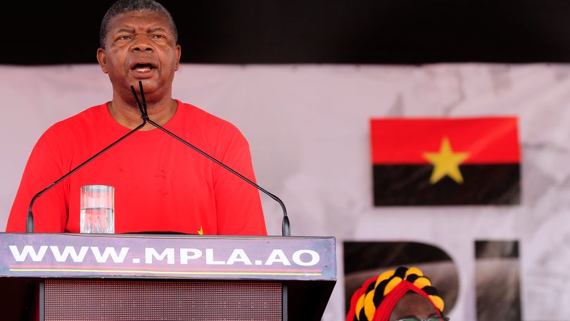 Imagem de Presidente angolano diz que data abriu caminho a «construção de vibrante democracia» em Portugal