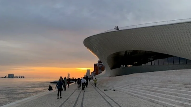 Imagem de Protesto em frente ao MAAT quer alertar para alegados falsos recibos verdes no museu