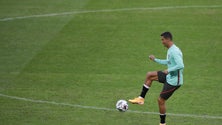Imagem de Ronaldo em pleno no arranque do treino de Portugal na Suécia