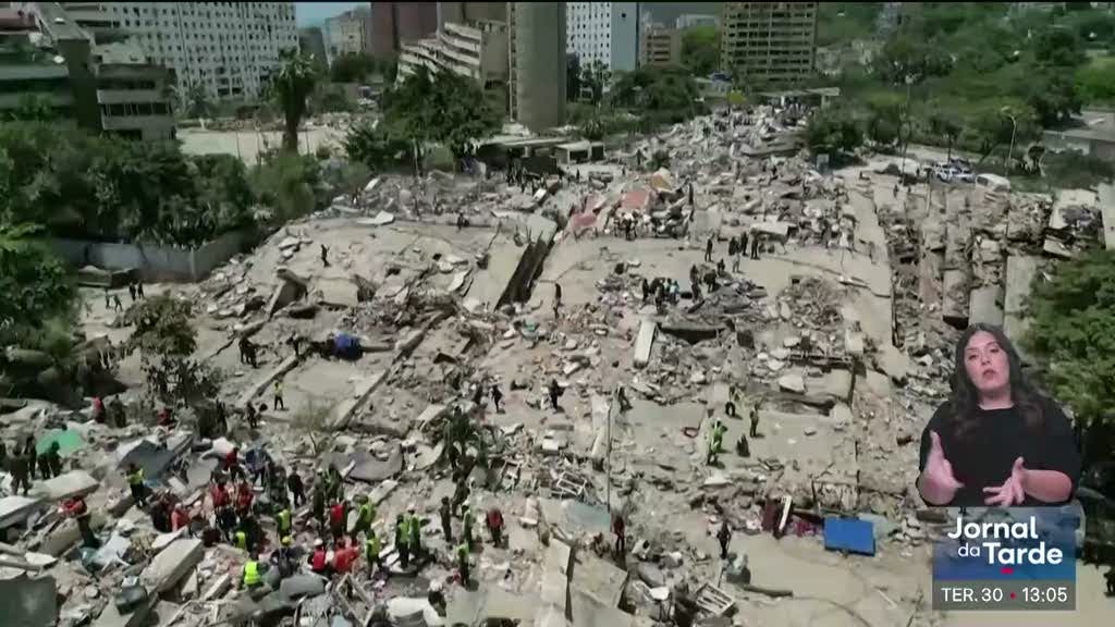 Imagem de Português salva o pai. André esteve 20 horas a remover os escombros