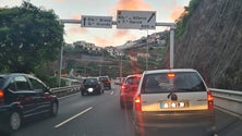 Imagem de Via rápida com longa fila no sentido Funchal/Ribeira Brava