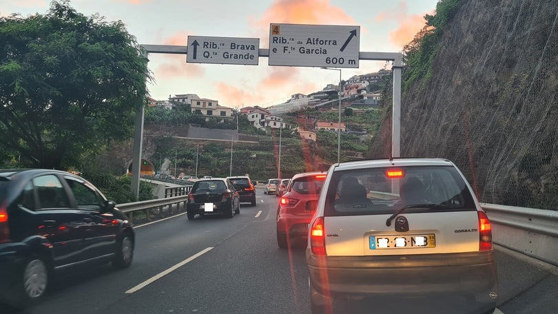 Via rápida com longa fila no sentido Funchal/Ribeira Brava