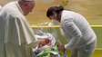 Imagem de Papa Francisco batiza bebé no hospital (vídeo)