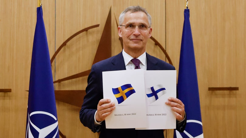 Finlândia e Suécia entregam candidaturas à adesão em dia «histórico»