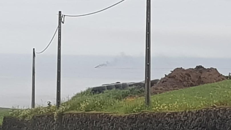 Barco incendeia-se ao largo da Terceira