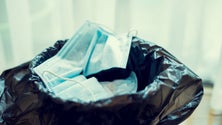 Imagem de Covid-19: Máscaras descartáveis devem ser deitadas no lixo e não na reciclagem ou rua, alerta DGS