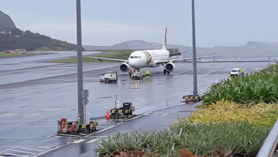 Mau tempo leva ao cancelamento de dezenas de voos no Aeroporto da Madeira