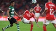 Imagem de Benfica marca dois golos nos descontos e ganha