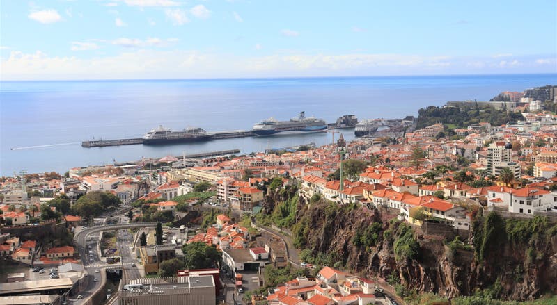 Porto do Funchal com três navios acostados
