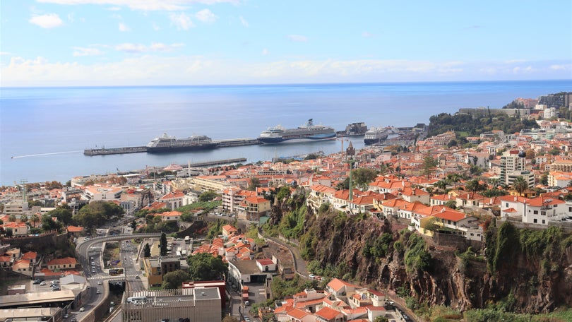 Porto do Funchal com três navios acostados