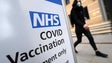 Reino Unido vai impor vacinação a trabalhadores do serviço público de saúde
