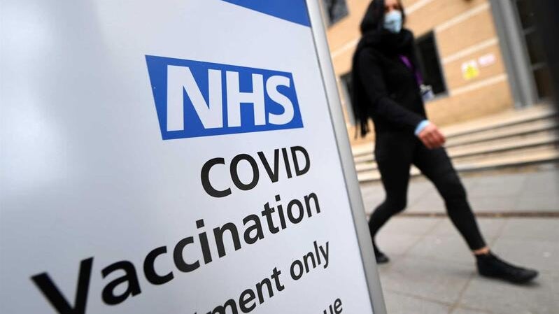 Reino Unido vai impor vacinação a trabalhadores do serviço público de saúde
