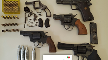 Imagem de PSP detém dois indivíduos por tráfico de droga e posse ilegal de armas