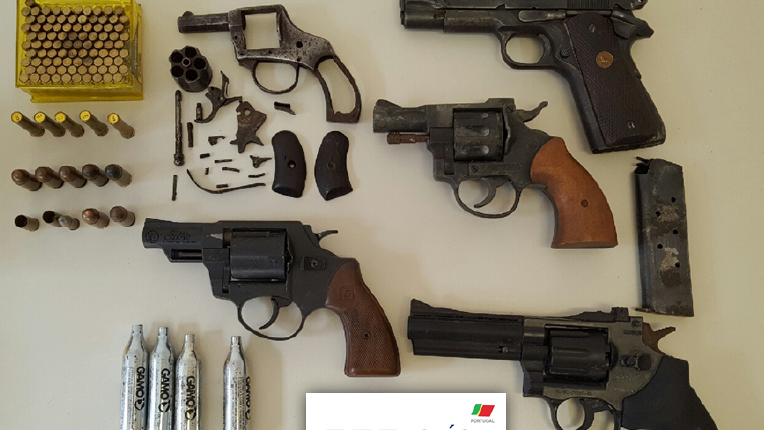 PSP detém dois indivíduos por tráfico de droga e posse ilegal de armas