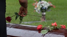 Imagem de Covid-19: Mais de 1.500 mortos em três meses em Portugal e mudanças nos rituais fúnebres