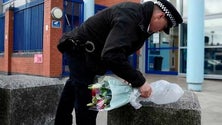 Imagem de Polícia morto a tiro por suspeito numa esquadra em Londres