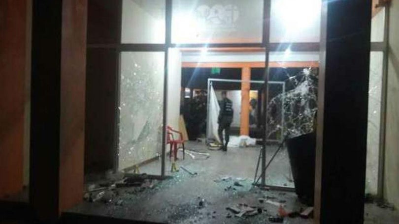 Imagem de Venezuela: Populares incendeiam câmara municipal em protesto contra `apagões` e falta de água