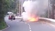 Incêndio destruiu uma viatura no Curral das Freiras (vídeo)