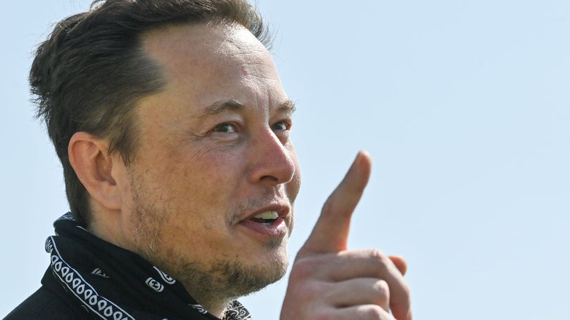 Imagem de Empresário vendeu ações da Tesla no valor de 1.020 biliões