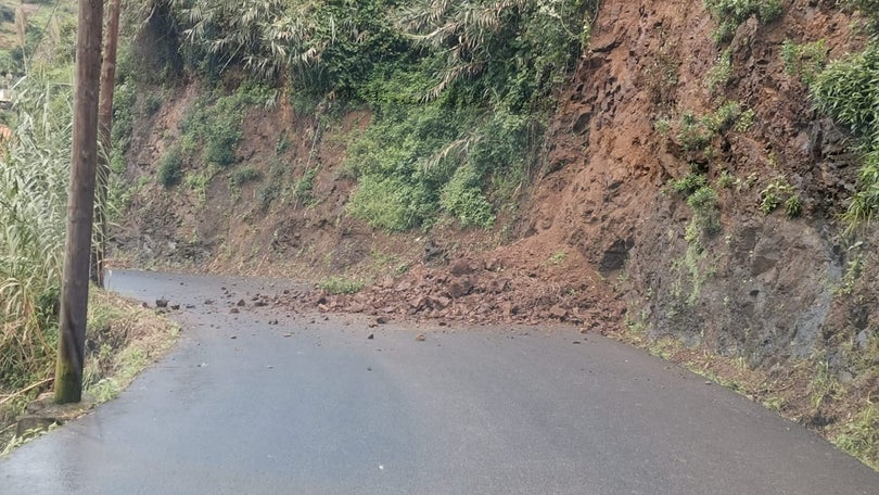 Derrocada condiciona estrada no Porto da Cruz